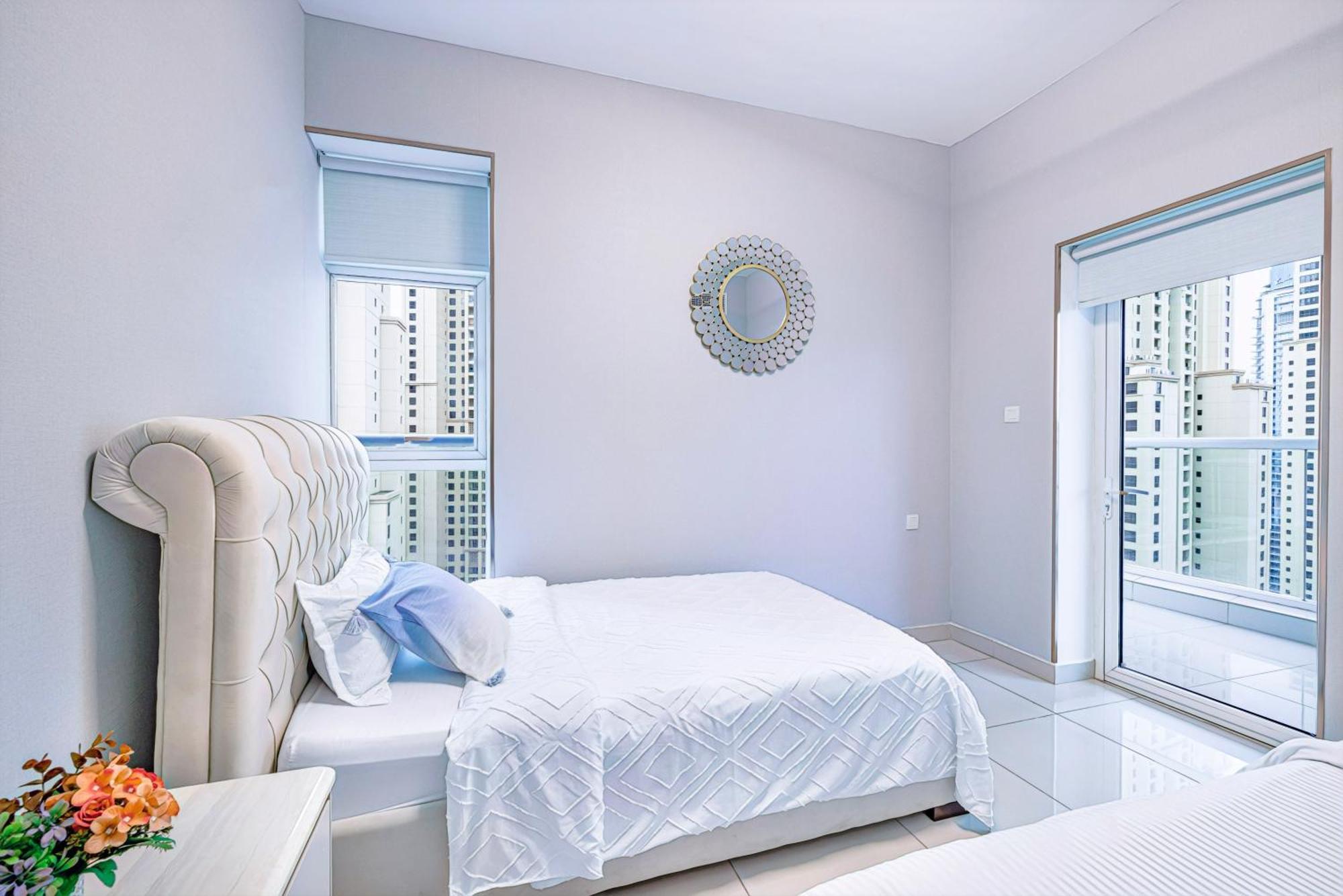 5 Star Serviced Apartment With Beach Access In The Heart Of Dubai Marina Free Welcome Gift Box Upon Arrival Eksteriør billede
